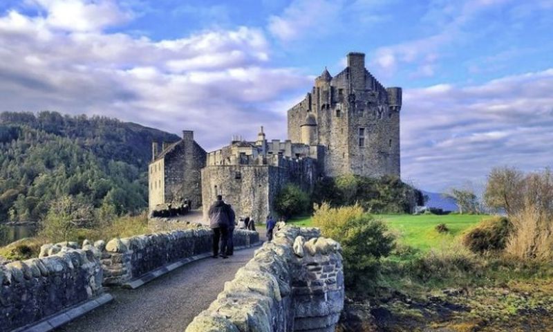📸 by our wonderful passenger @rach.carbone at Eilean Donan Castle