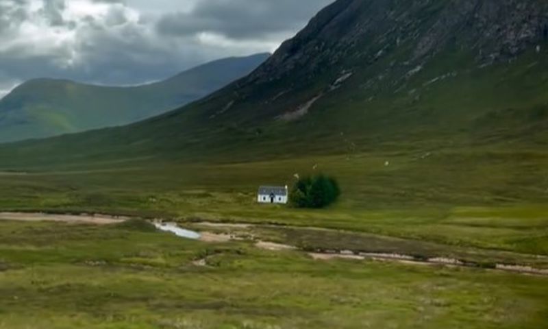 Drifting past storybook cottages en route to Loch Ness 🏠✨ Would you live in one of those?
